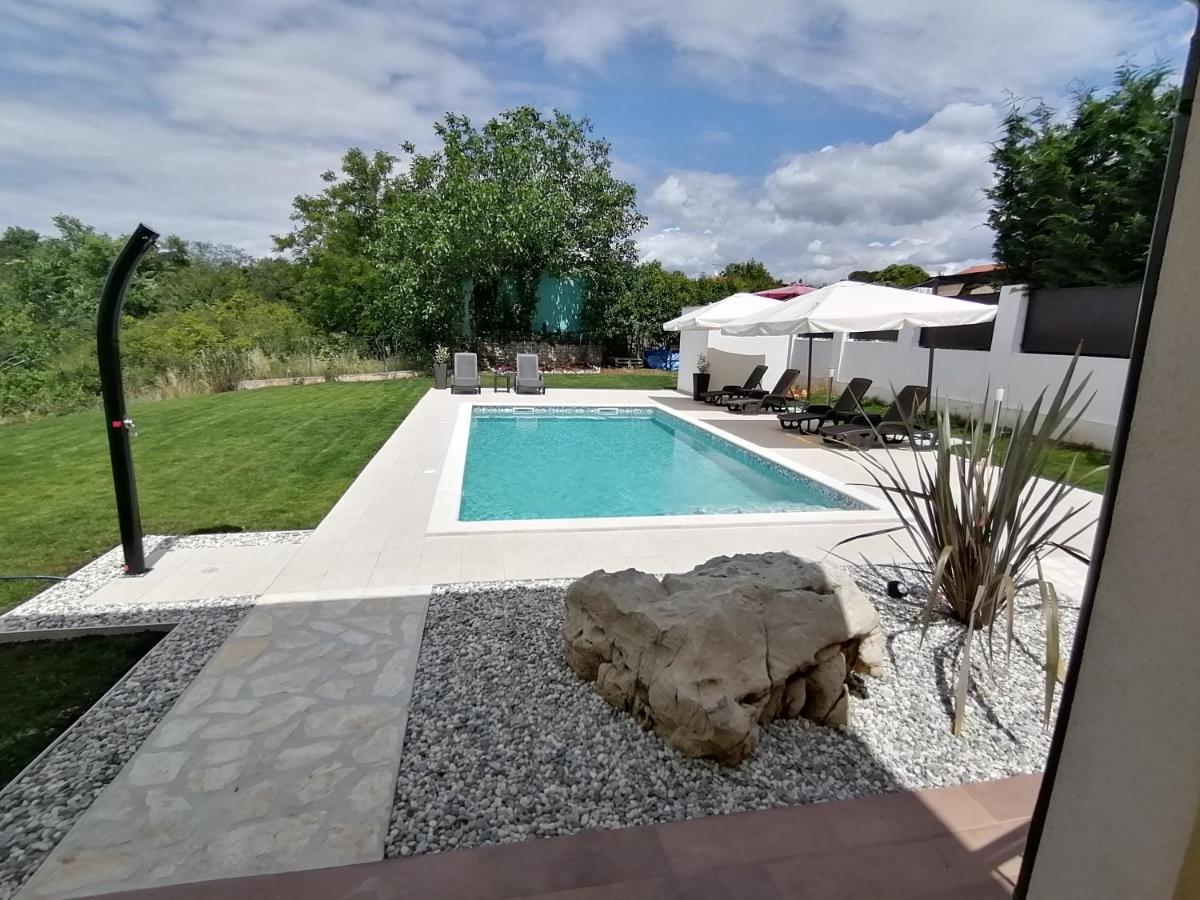 Apartman Nikola Ladrovici Luaran gambar